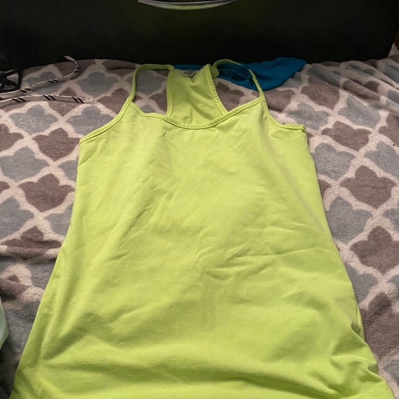 Tops and hoodies barley worn - Picture 9 of 16